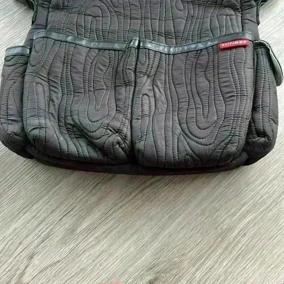 SKIP HOP BLACK BAG  WITH DIAPER STATION MOMMY BAG - Picture 3 of 16